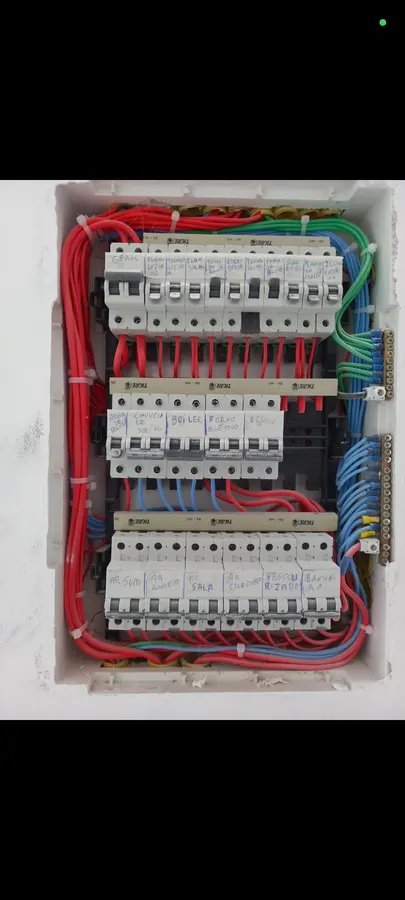 Quadro de distribuição elétrica com disjuntores organizados e identificados - instalação elétrica no Rio de Janeiro